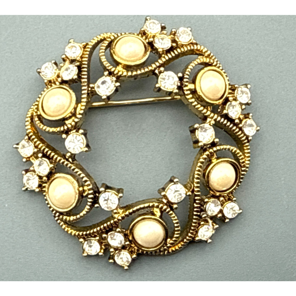 Vintage Monet Wreath Brooch Faux Pearl Rhinestone Crystal Twisted Gold Tone‎ Pin - Picture 2 of 6